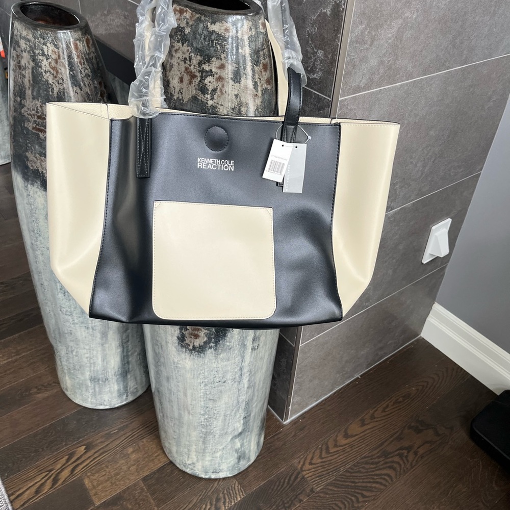 Brand new with tags large 12 x 19“ Kenneth Cole, black cream, tote bag, faux - Picture 12 of 12
